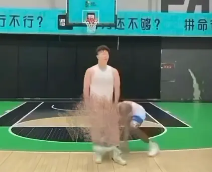 《牛教练的裤子》HD高清在线观看-牛教练裤子被黑哥偷袭扯下甩两圈-《牛教练的裤子》全集免费播放无广告-牛教练球场追逐战爆笑名场面