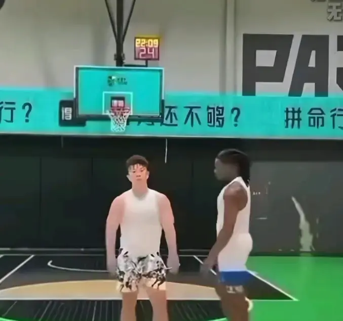 《牛教练的裤子》HD高清中字-1V1篮球赛秒变裤子保卫战-《牛教练的裤子》全网同步资源-黑哥不讲武德追扒牛教练爆笑合集