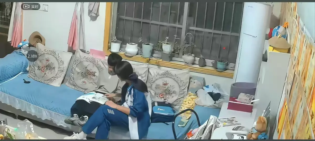 《来自姐姐的爱》无删减完整版在线播放-姐姐管教弟弟真实瞬间暖心日常-来自姐姐的爱HD高清正片免费看-监控下辅导作业名场面全集