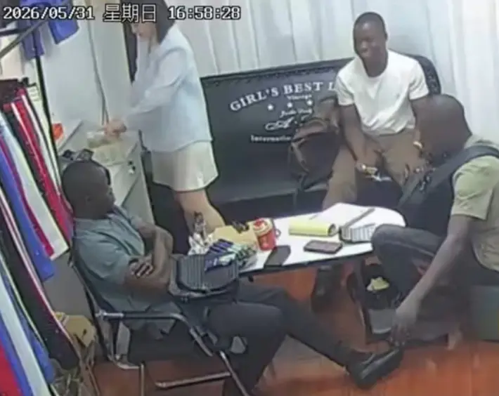 《三个黑人买衣服》监控录像完整版高清无删减 - 美女老板娘全程应对视频全网免费观看 - 2026黑料三英战吕布八分钟HD在线播放